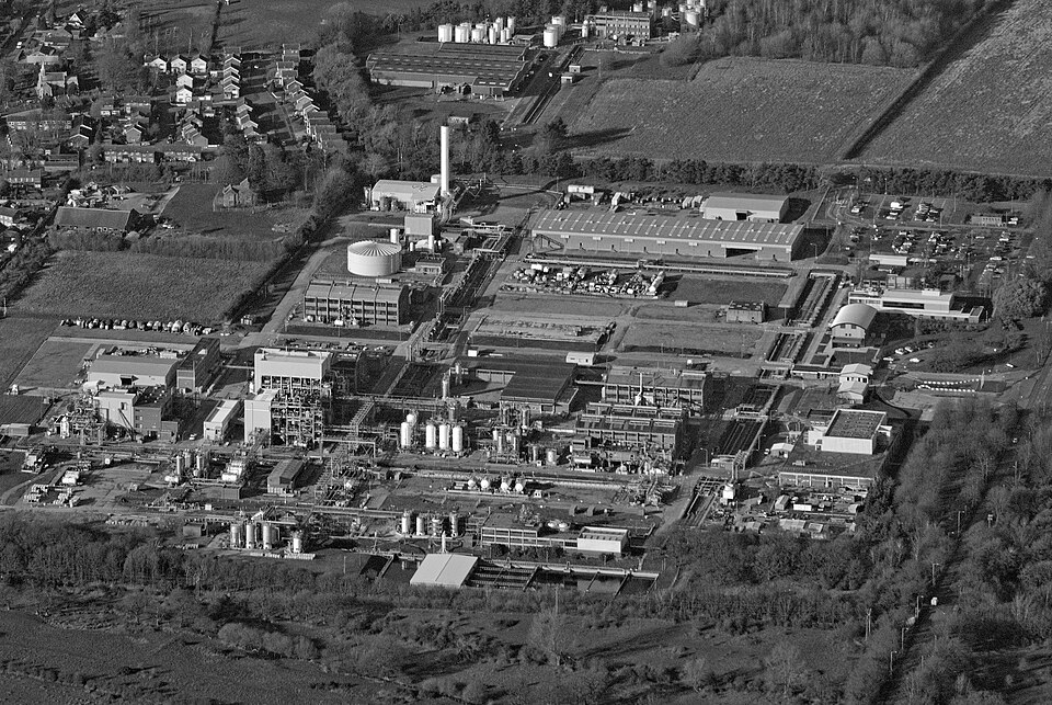 英国Norwich的Briar Chemicals工厂航拍资料照片，图中主体为厂房、设备和储存设施，没有可见化学粉末或晶体；不代表该企业承担本文所说的进口或分销角色