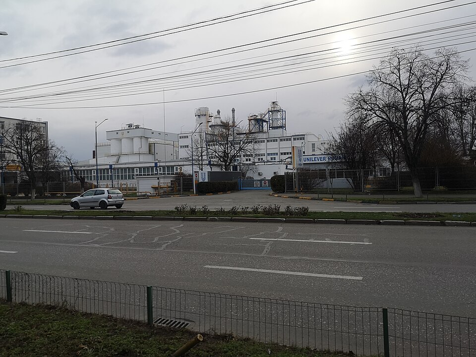 罗马尼亚Ploiești的Unilever工业设施外观资料照片，图示封闭设备与管线，无可见化学晶体或粉末；不指称该机构属于本文交易参与方