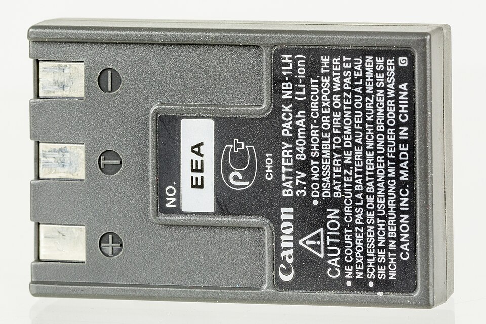Canon NB-1LH电池包外壳与标签的实物资料照片，标签信息只属于图示型号，不证明其他电池的运输分类或测试概要