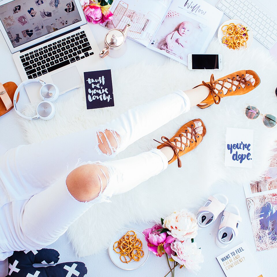 电脑桌、笔记本电脑、键盘和周边设备的真实工作环境资料，不代表本文软件平台界面或服务商办公室