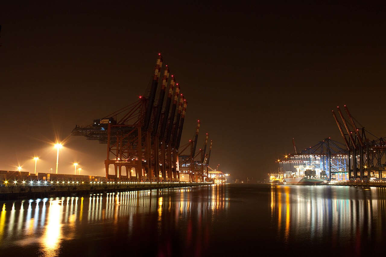 德国汉堡集装箱码头夜景资料照片；原文件名使用Burchardkai、原Flickr题名为Eurogate Hamburg 4，因此本图不进一步指定具体运营码头，不证明任何提单的真实性、可转让性或放货状态