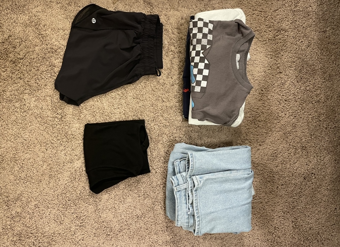 折叠摆放的牛仔裤等服饰资料照片，仅说明消费品实物身份，不表示这些商品存在风险、投诉、缺陷或应报告情形
