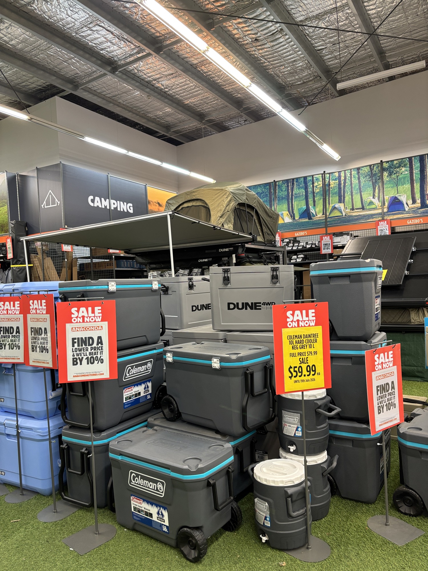 2026年7月澳大利亚Fyshwick Anaconda商店内陈列的带盖保冷箱，保留原零售场景与当时价签，不代表当前报价、FedEx推荐产品、运输性能或合格包装；无可见干冰、晶体或粉末